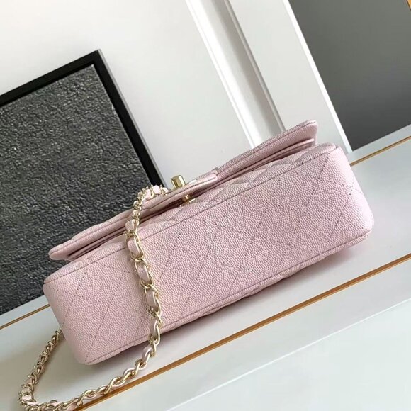 Classic CHANEL Bag: A Stylish and Versatile Choice for Elegance - Picture 4 of 6